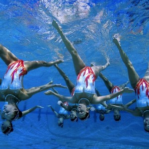 开云平台-梅西征服全场，本菲卡叹息之墙终被破，教练赛后深情拥抱，梅西破壁征服全场，深情拥抱定格荣耀